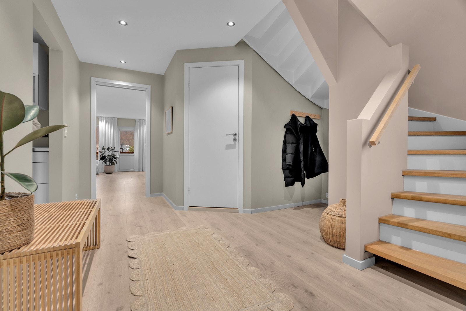 Hall med lukket trapp til loft Galleribilde