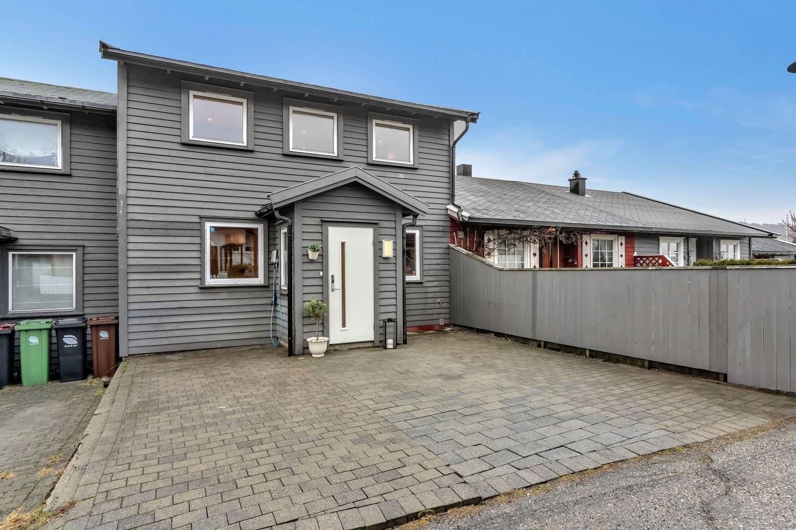 Belegningsstein og parkering på gårdsplass Galleribilde