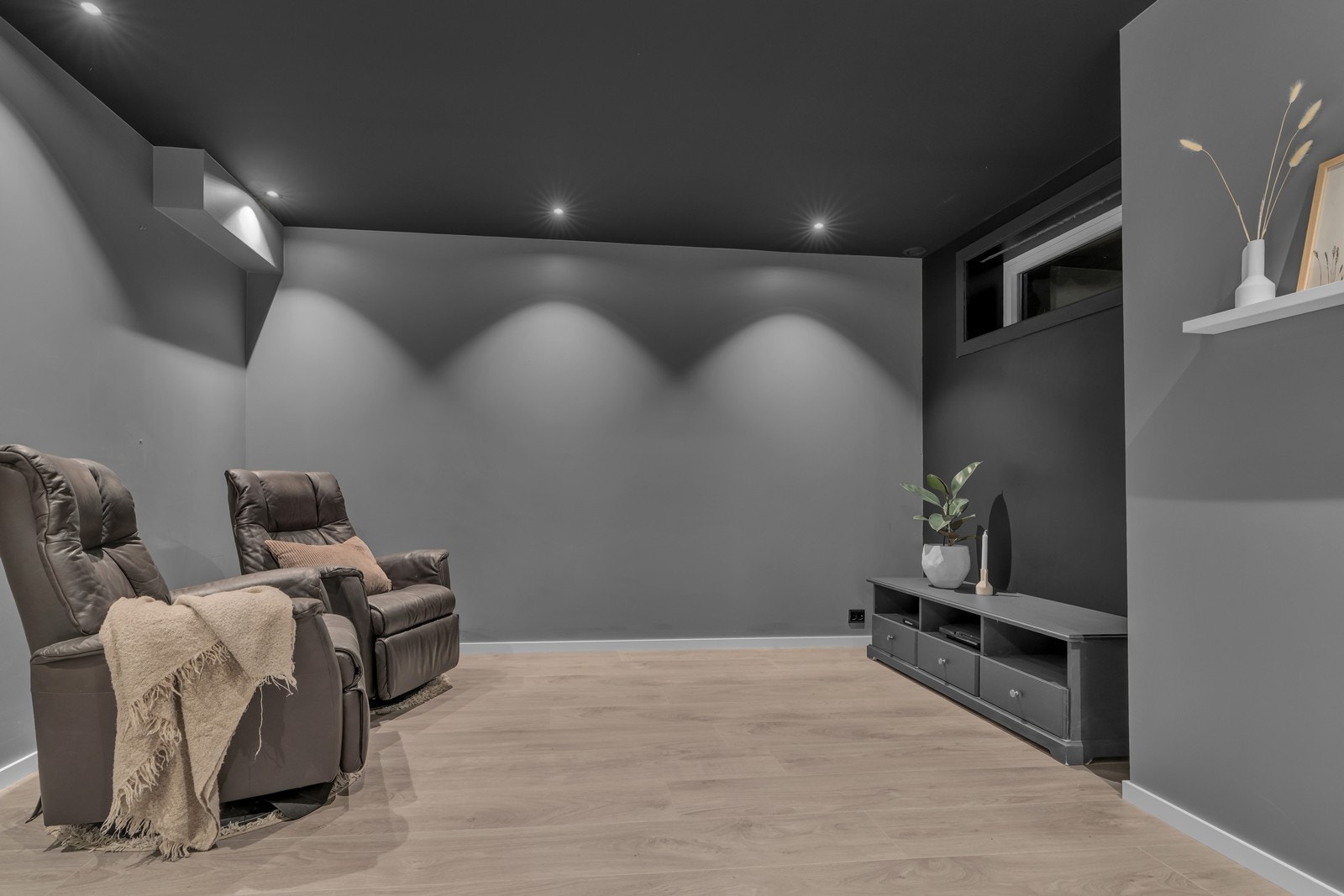 Innredet kjellerrom - ikke godkjent til varig opphold Galleribilde