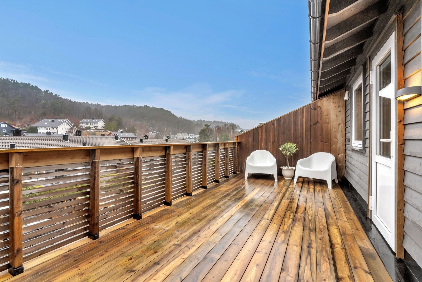 Nordvest-vendt veranda på 18 kvm ut fra stuen Galleribilde