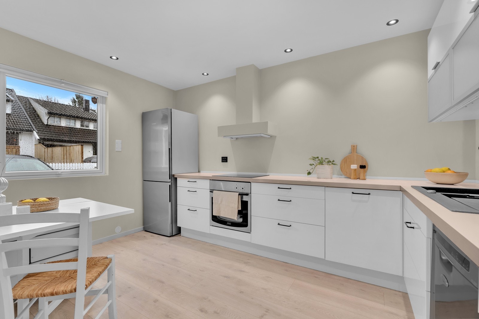 Stilren innredning med god skap og benkeplass Galleribilde