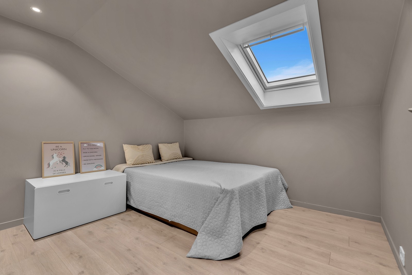 Soverom 1 - stilrent med spotter og takvindu Galleribilde