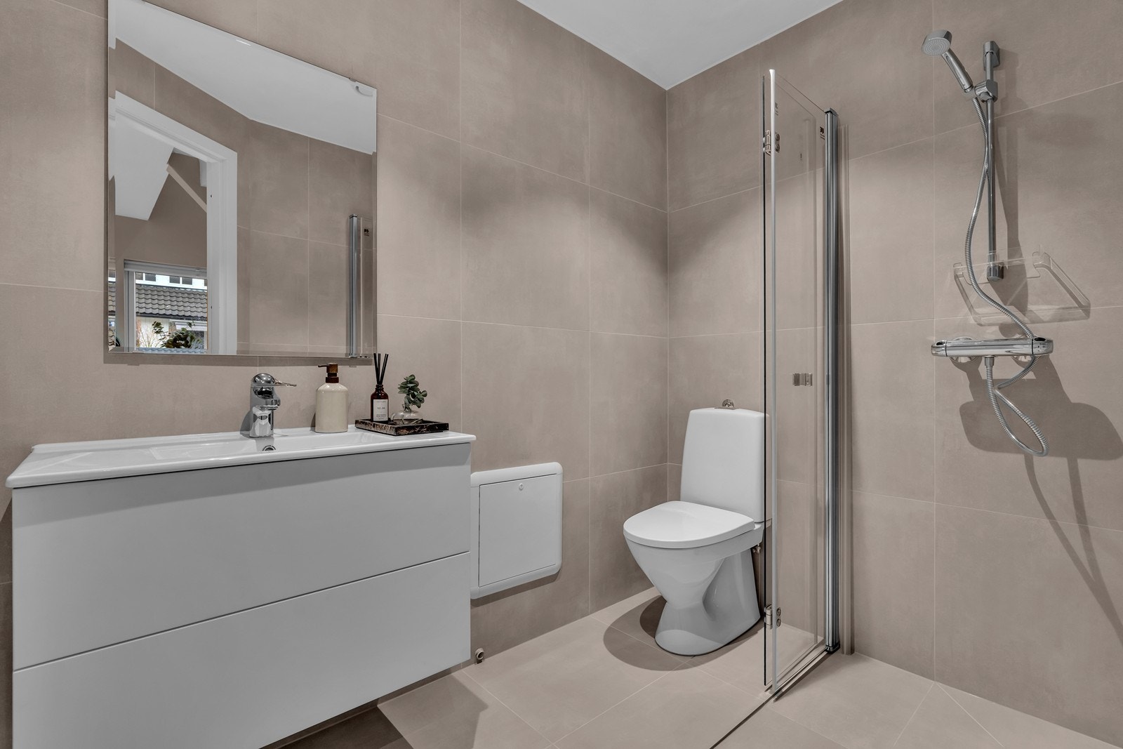 Nyrenovert helfliset bad med varmekabler Galleribilde