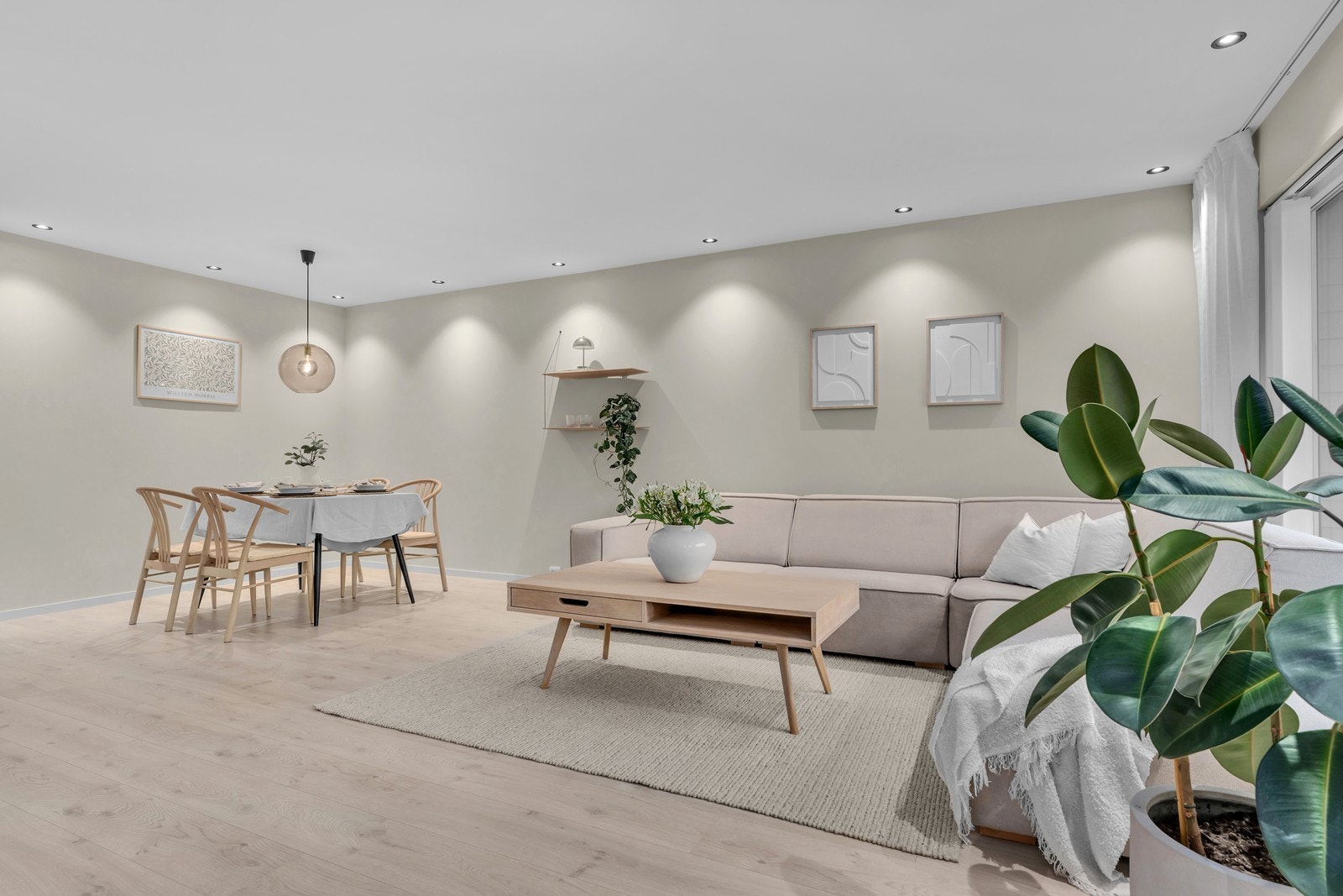 Naturlig plass for sittegruppe og spisebord Galleribilde