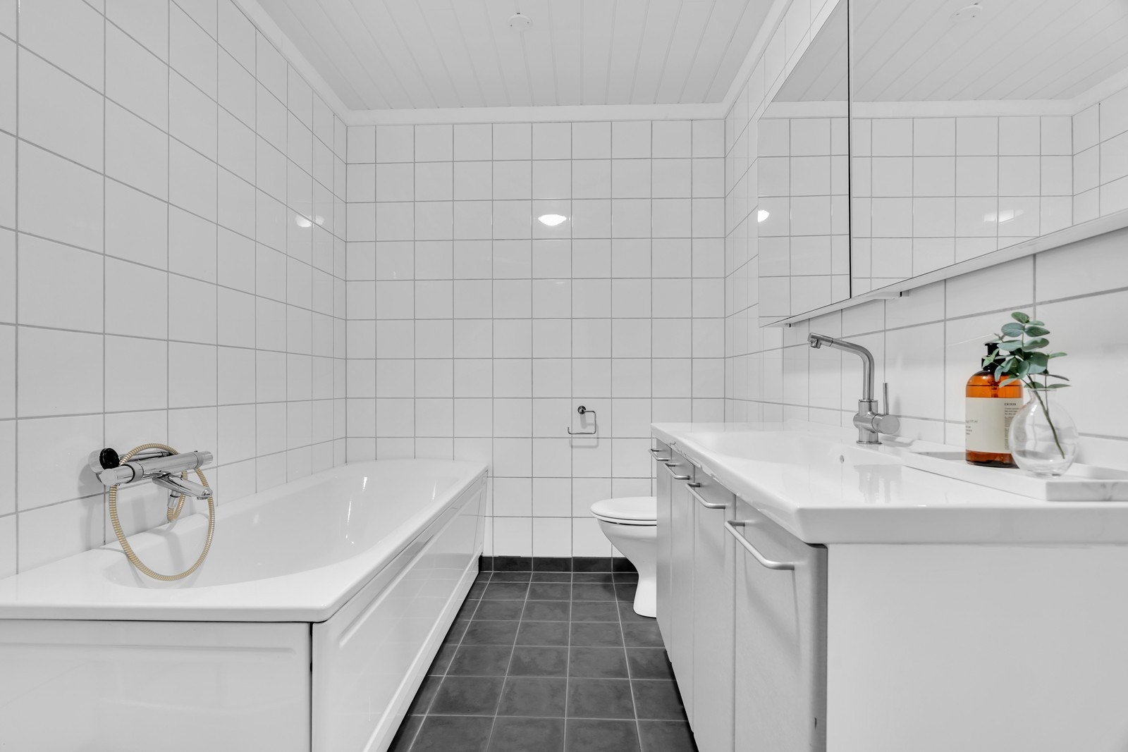 Helfliset bad med romslig innredning Galleribilde