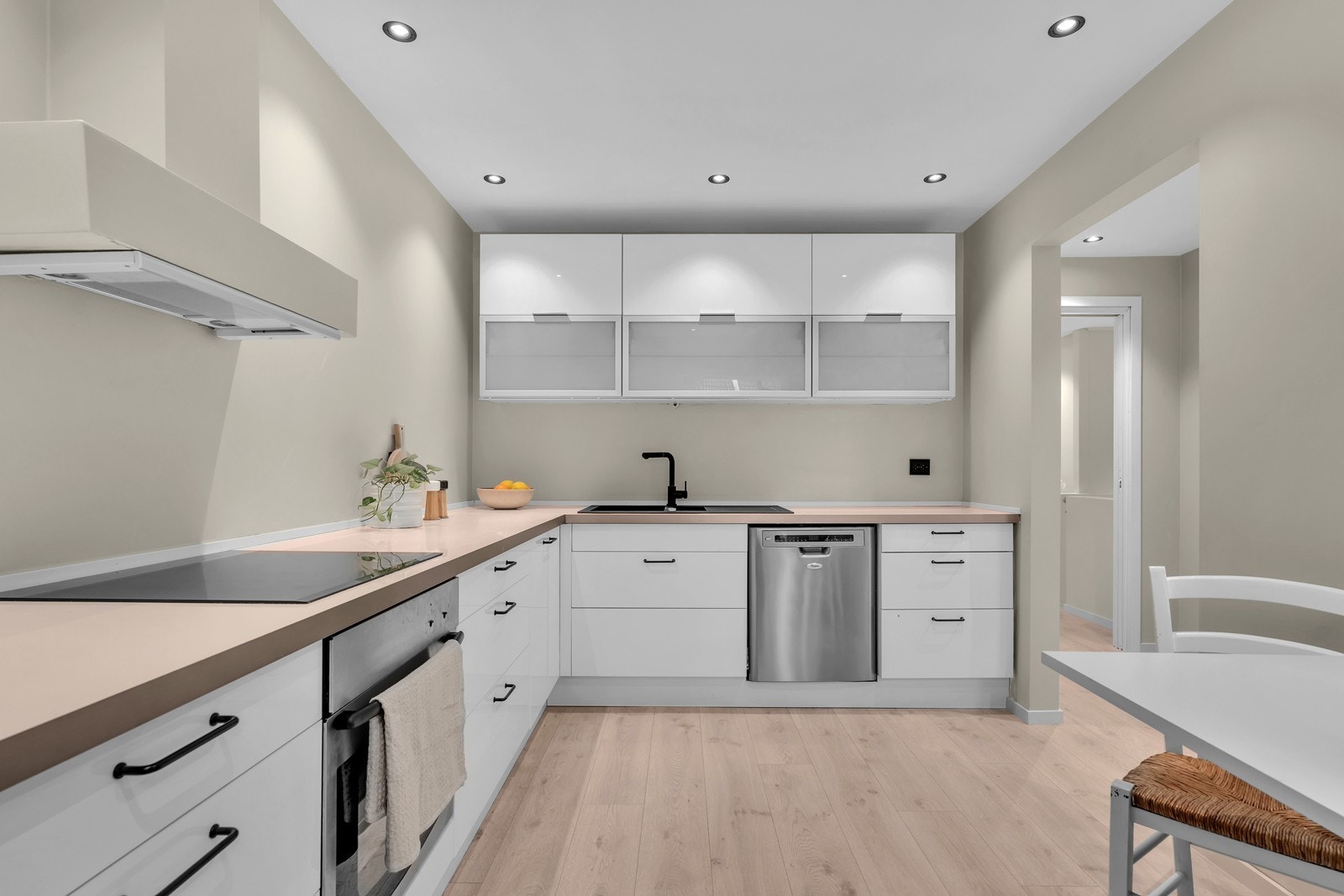 Integrert platetopp og stekeovn (defekt) samt opplegg for oppvaskmaskin Galleribilde