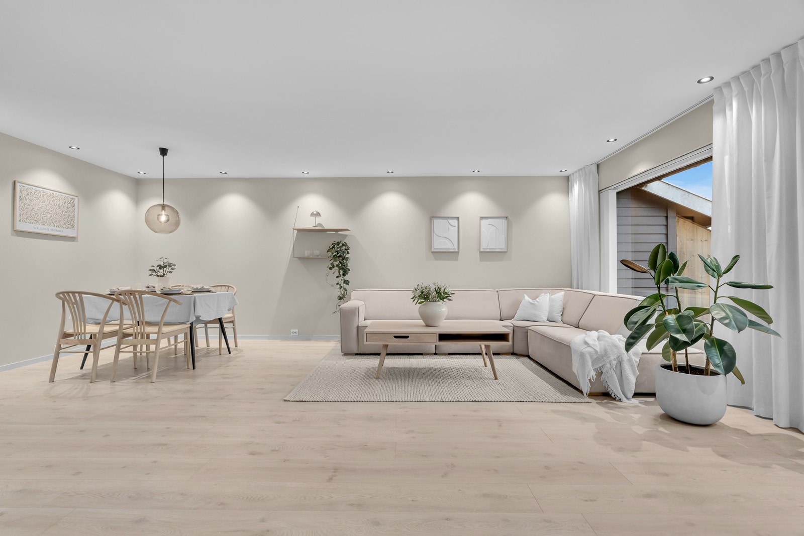 Utstrakt bruk av spotter i tak Galleribilde