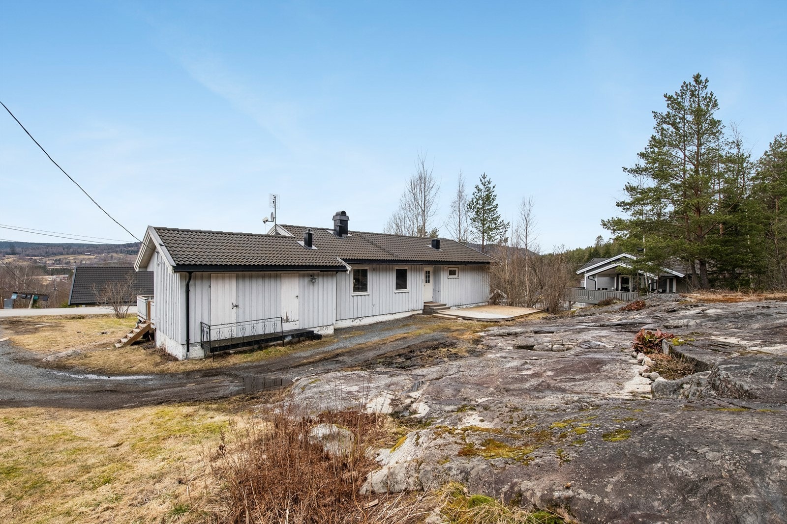 Eneboligen ligger vestvendt og høyt i terrenget, så her er solforholdene gode. Galleribilde
