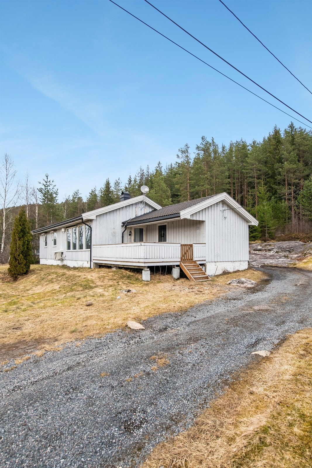 Eiendommen er beliggende i et veletablert og barnevennlig område i Østmoåsen i Mo. Galleribilde