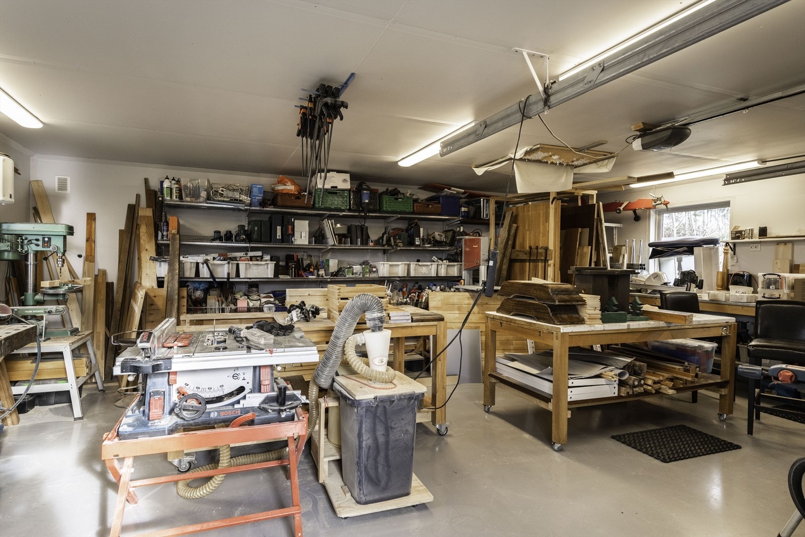 Inni garasjen er det god plass. Galleribilde