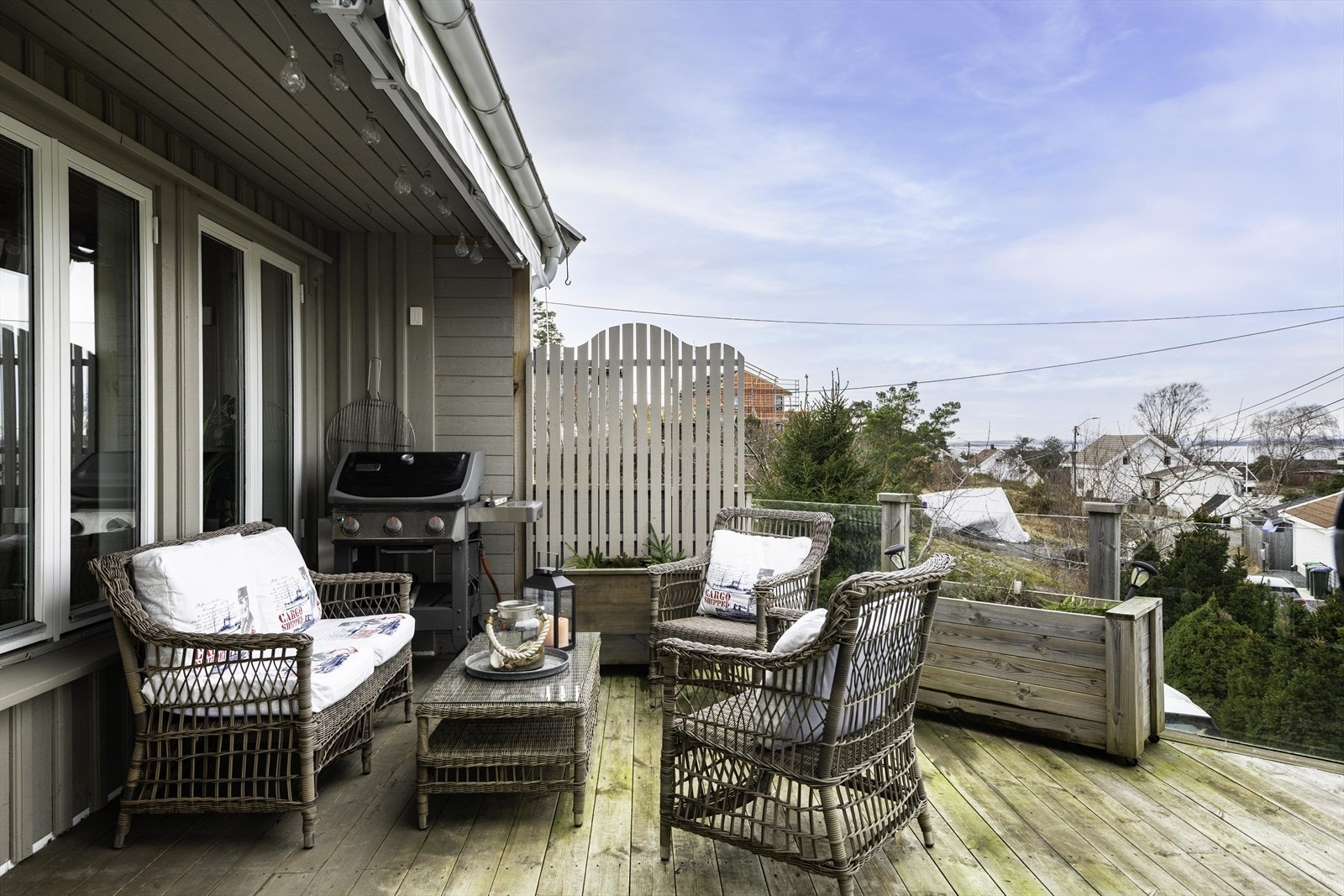 Her får du en flott uteplass med plass til sittegruppe og grillmuligheter, ideell for hverdagsbruk. Galleribilde