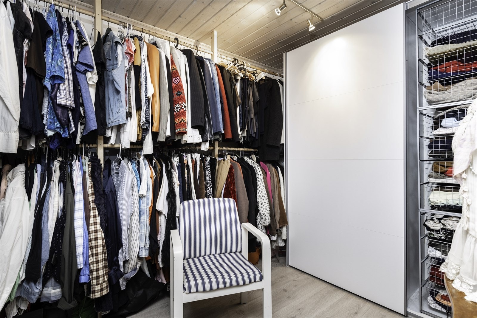 Walk-in closet i sokkeletasjen byr på rikelig plass og smarte løsninger for klær og tilbehør. Galleribilde