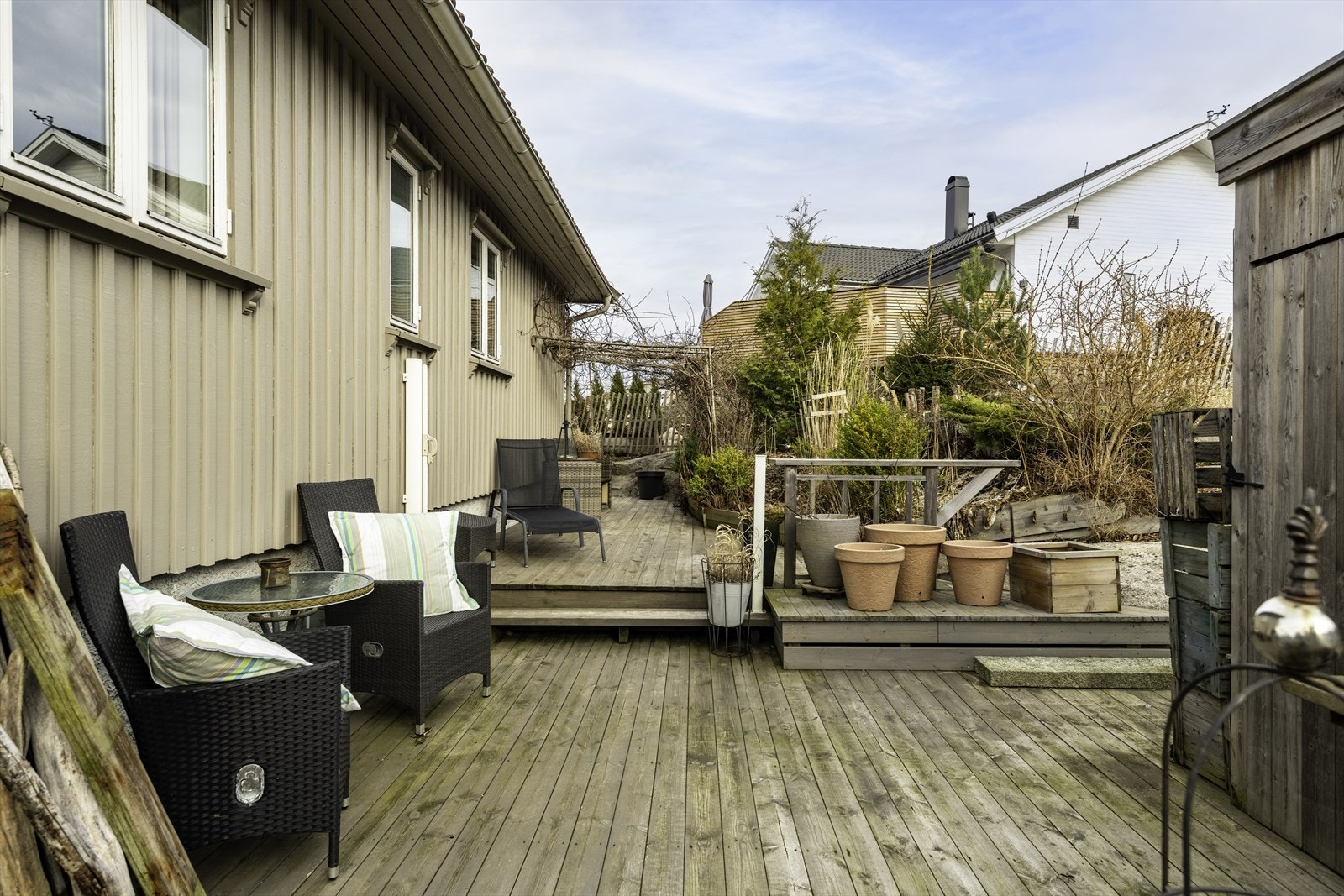 Bak huset ligger en lun og skjermet platting. Galleribilde