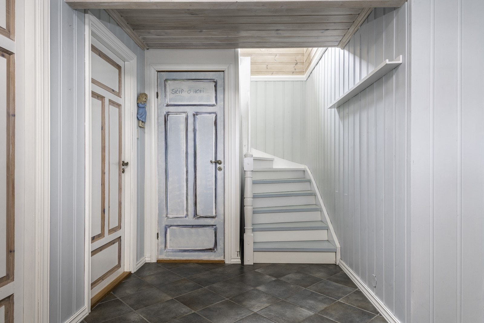 Sokkeletasjen består av diverse lagringsrom og stor gang/hall Galleribilde