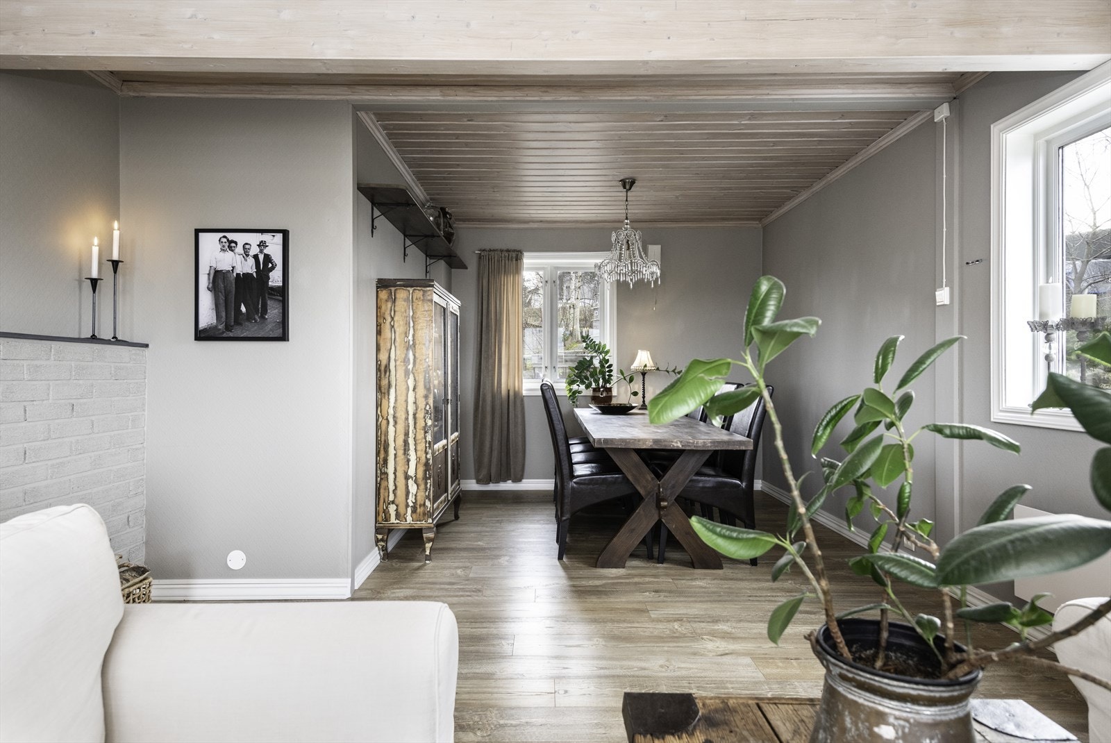 Godt med plass til et stort spisebord. Galleribilde