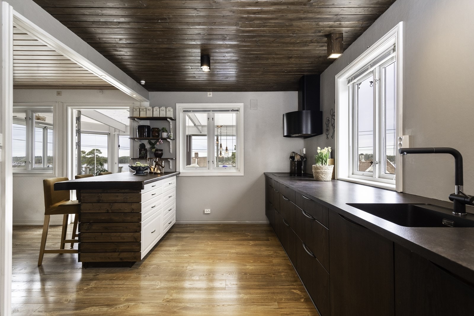 Kjøkkenet er fra 2018, utstyrt med lekre detaljer som mørke fronter, mørk benkeplate og sort oppvaskkum. Galleribilde