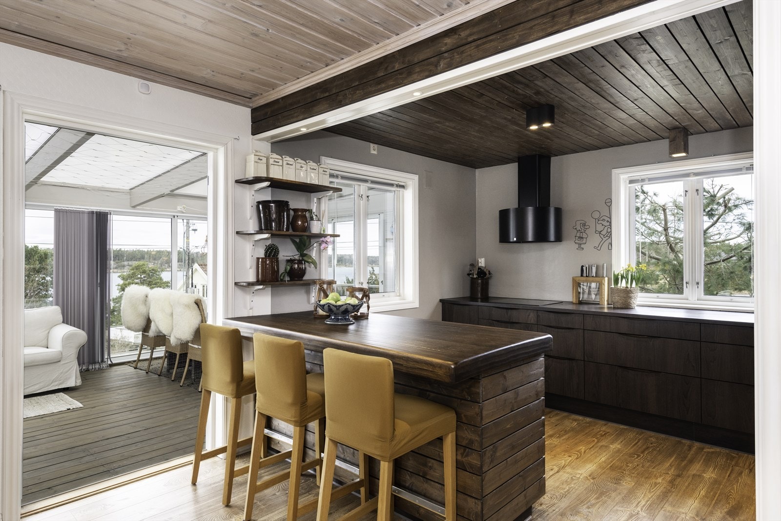 Fra kjøkkenet har man direkte utgang til vinterhagen. Galleribilde