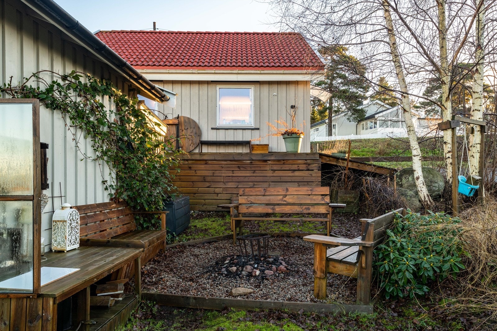 Det finnes flere koselig sitteplasser rundt eiendommen. Galleribilde