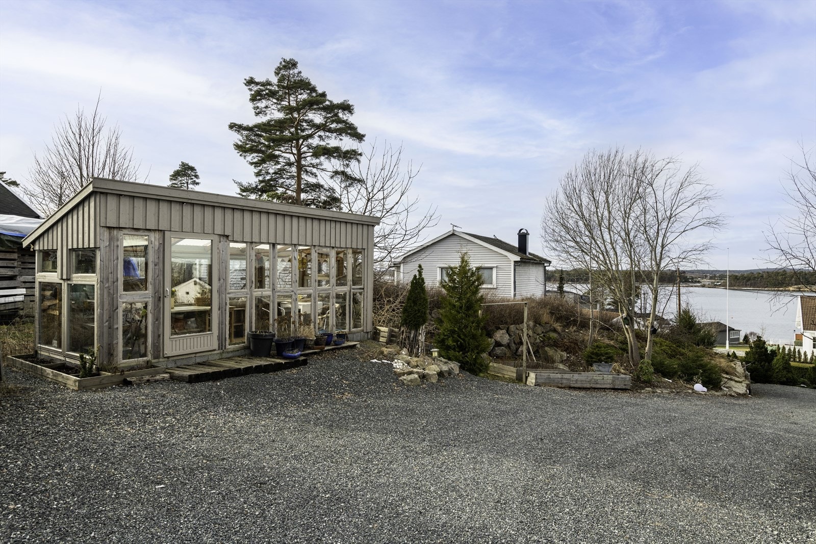 Ett av to drivhus på eiendommen Galleribilde