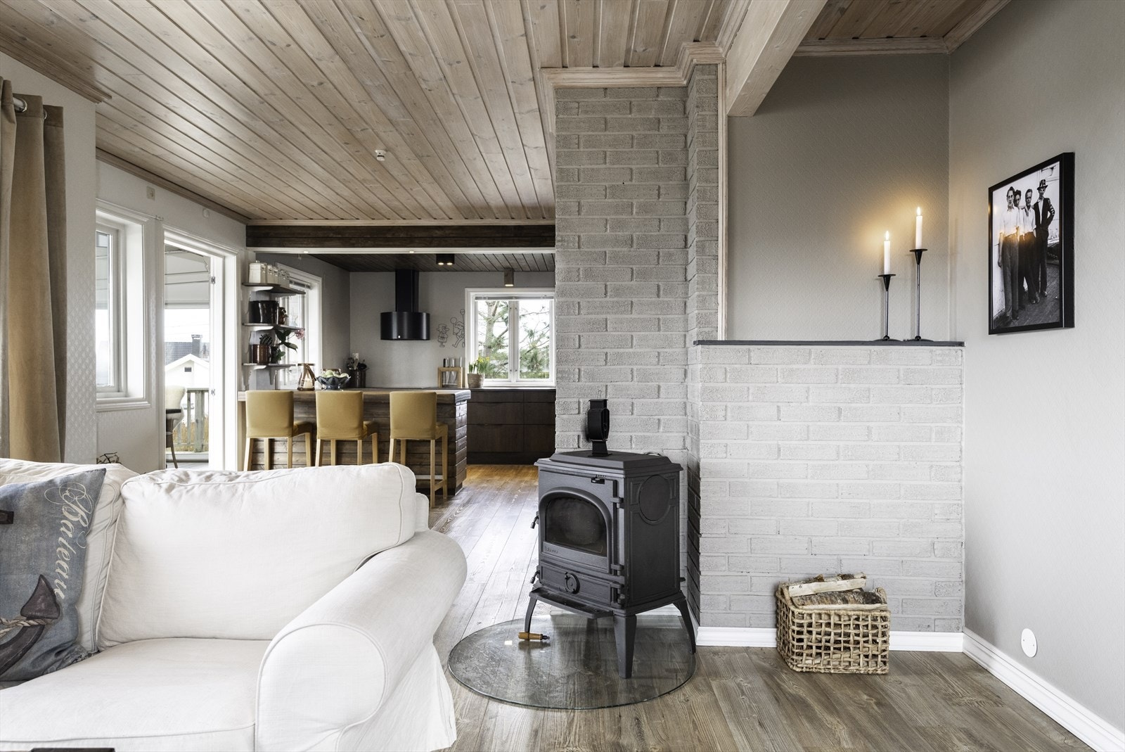 Boligen varmes opp med peis og panelovner. Selger opplyser om et strømforbruk på 13866 kwh i 2025. Galleribilde