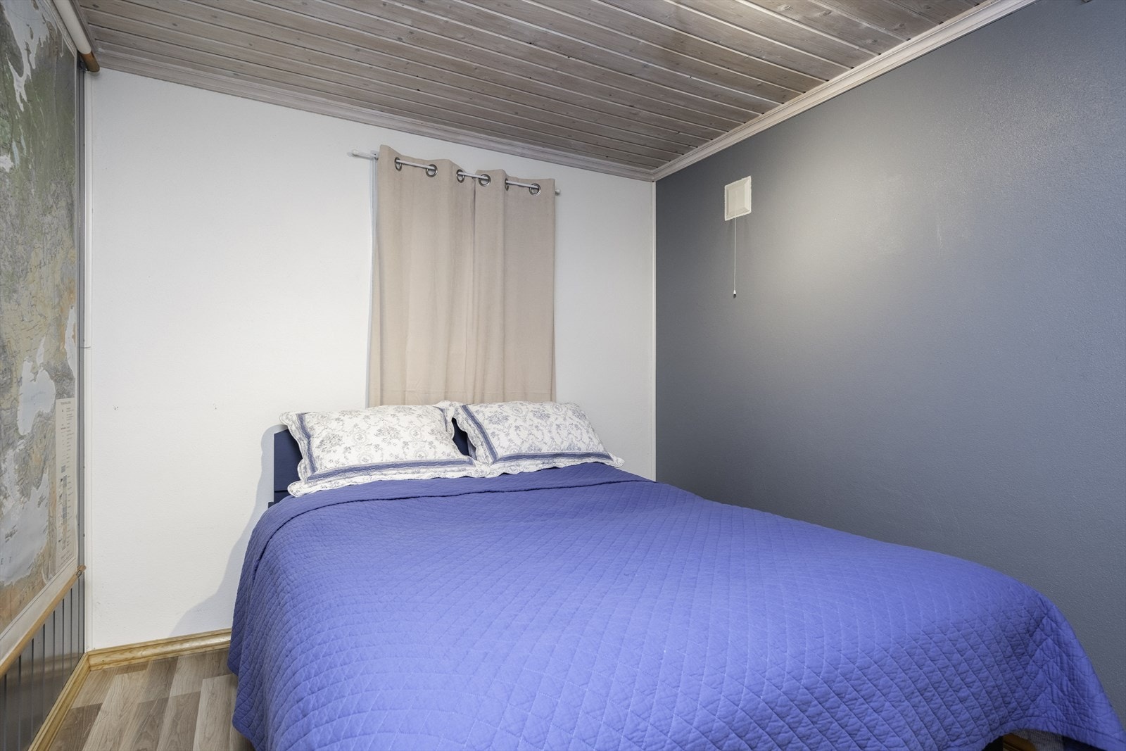 Rom i underetasjen er ikke godkjent som soverom, grunnet for dårlige lysforhold. Rommet brukes som gjesterom, garderoberom m.m. Galleribilde