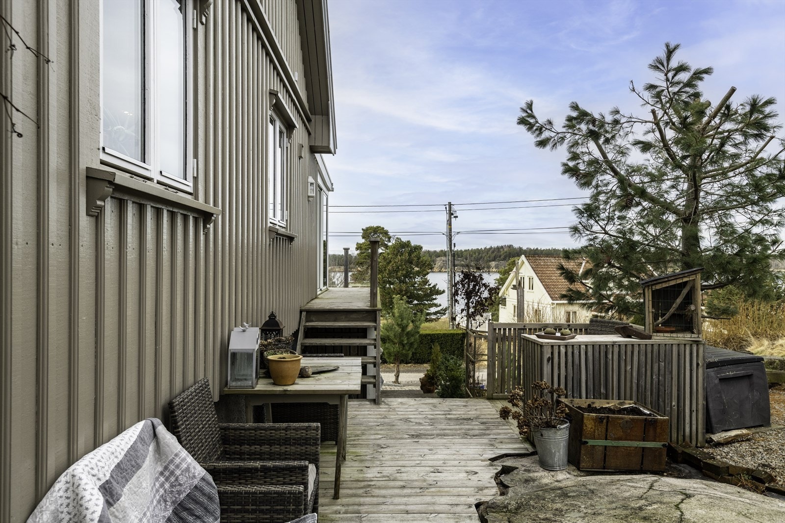Terrassen strekker seg rundt hele boligen. Galleribilde