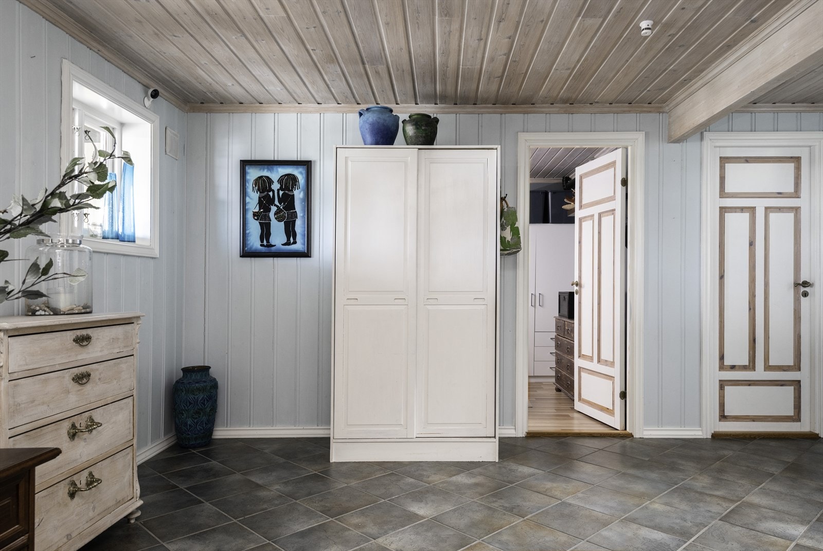 Romslig gang/hall og adkomst til flere lagringsrom. Rommet rett frem er av god størrelse og brukes til forskjellige formål Galleribilde