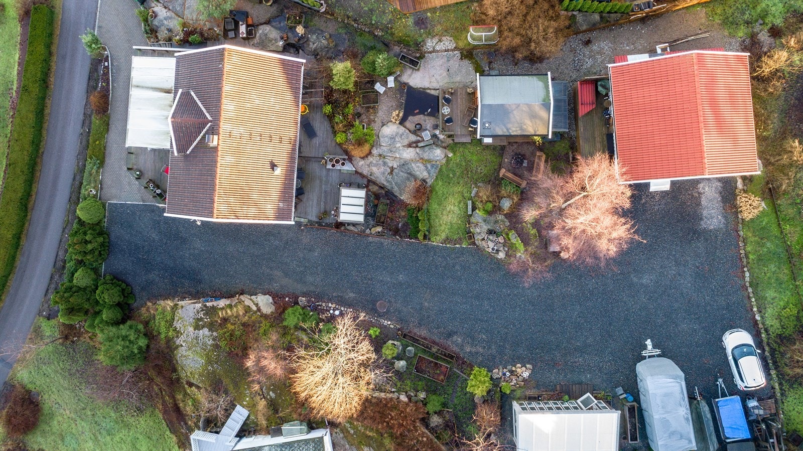 Eiendommen har en romslig, gruslagt oppkjørsel med svært gode parkeringsmuligheter. Galleribilde