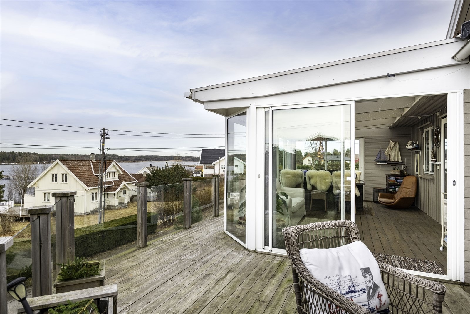 Verandaen er utvidet med vinterhage. Denne er ikke søkt godkjent, kommunnen opplyser at man sende forenklet søknad på dette. Galleribilde