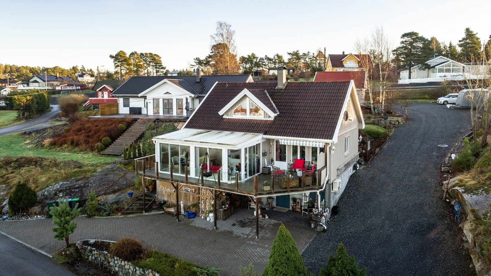 Innholdsrik eiendom med stor garasje, anneks og vinterhage Galleribilde