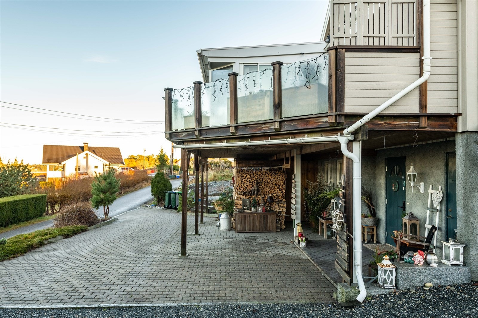 Overbygd uteplass med praktisk tillagd vedplass under terrassen Galleribilde