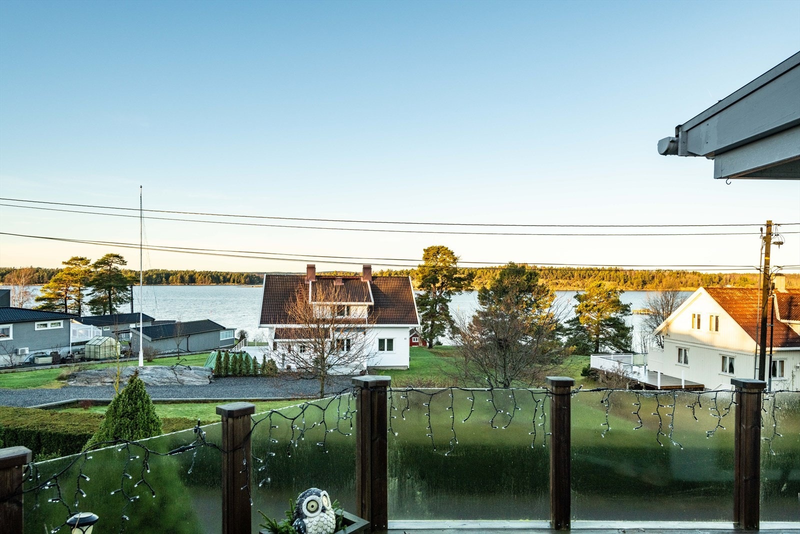 Fra terrassen er nydelig utsikt over Kråkstadfjorden. Galleribilde
