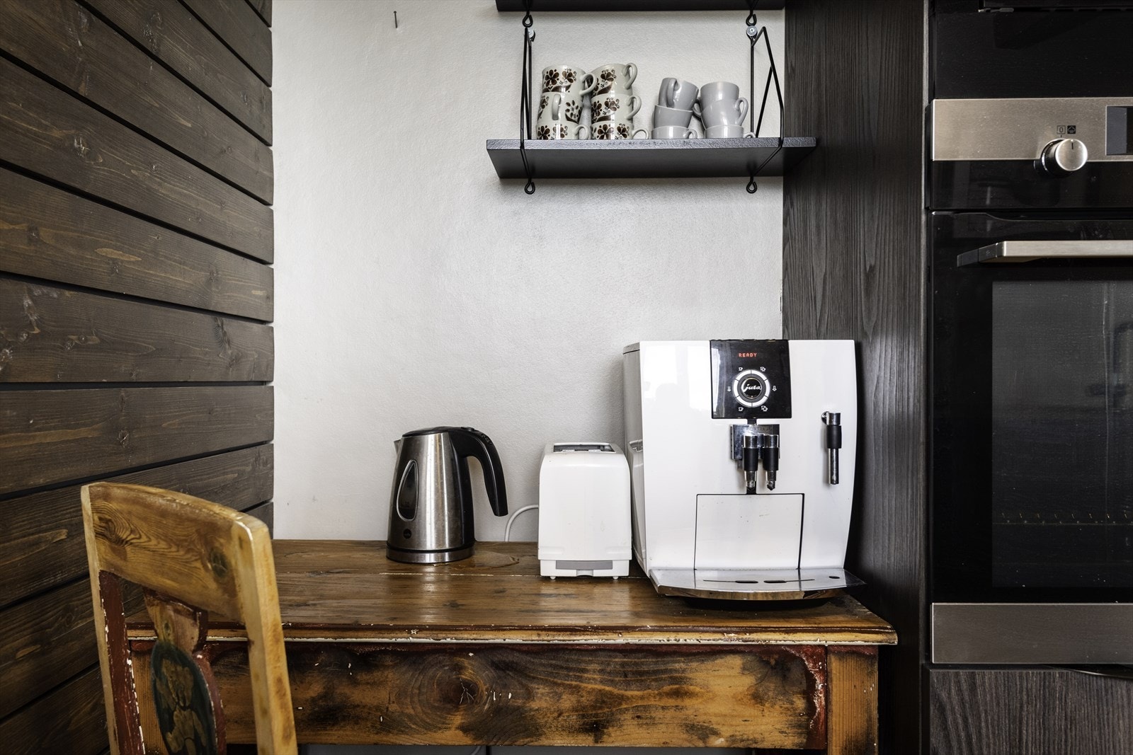 Sjarmerende liten krok som brukes som kaffestasjon Galleribilde