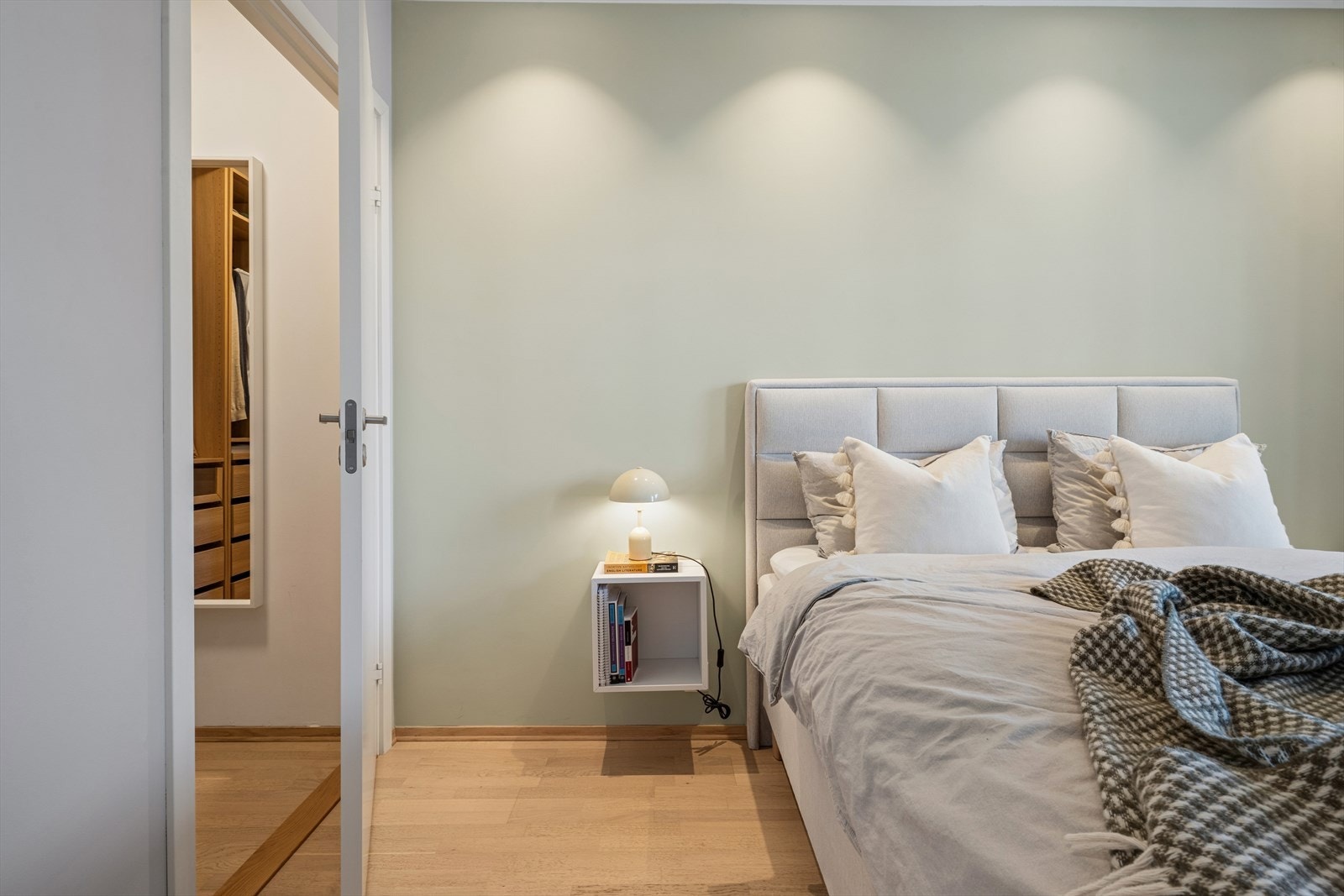 Soverommet er tilknyttet eget walk-in closet. Galleribilde