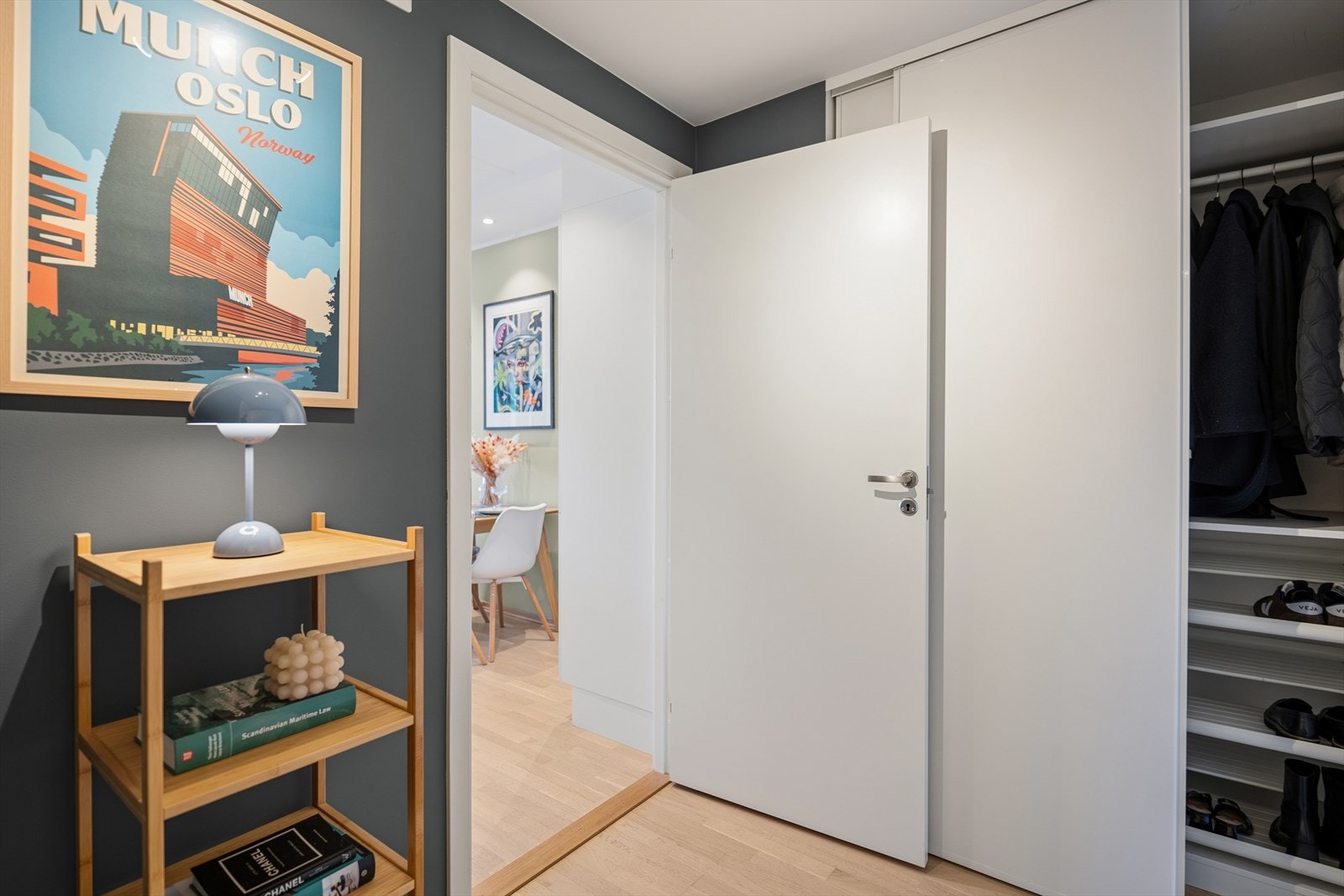 Praktisk innredning i skyvedørsgarderobe. God plass til både sko og yttertøy. Galleribilde