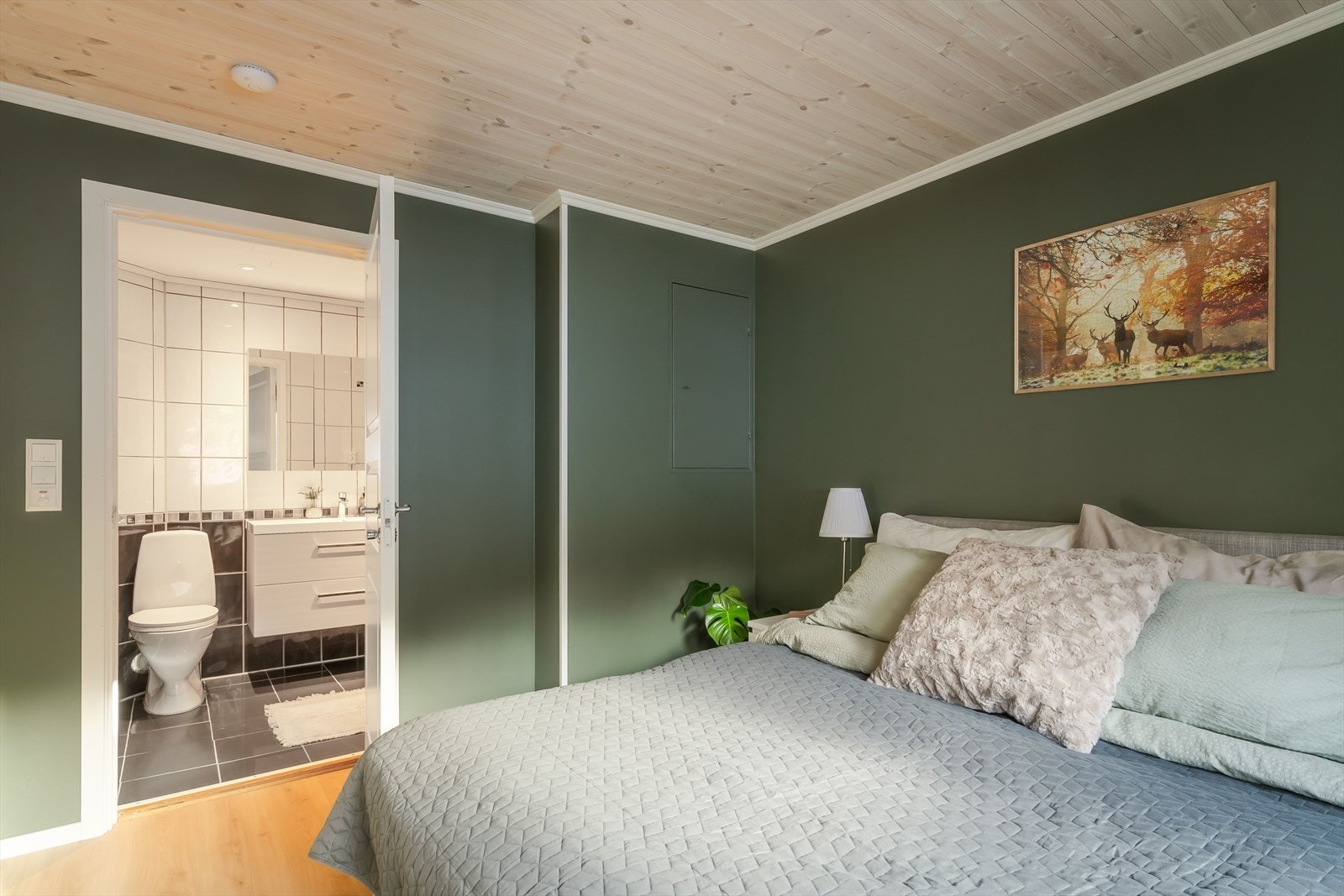 Soverommet har tilgang til et eget bad. Galleribilde