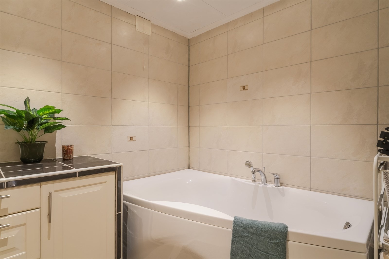 Her er det flislagte vegger og plater på innvendige tak. Galleribilde