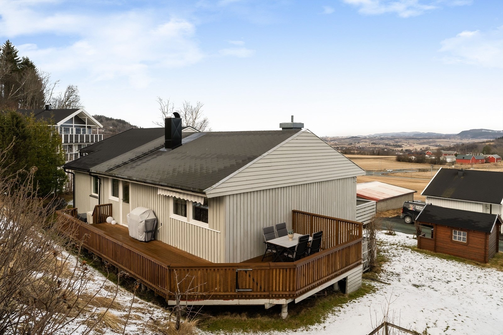 Boligen har et til altan, dette altanet er på ca. 31m² og er godt skjermet for innsyn. Galleribilde