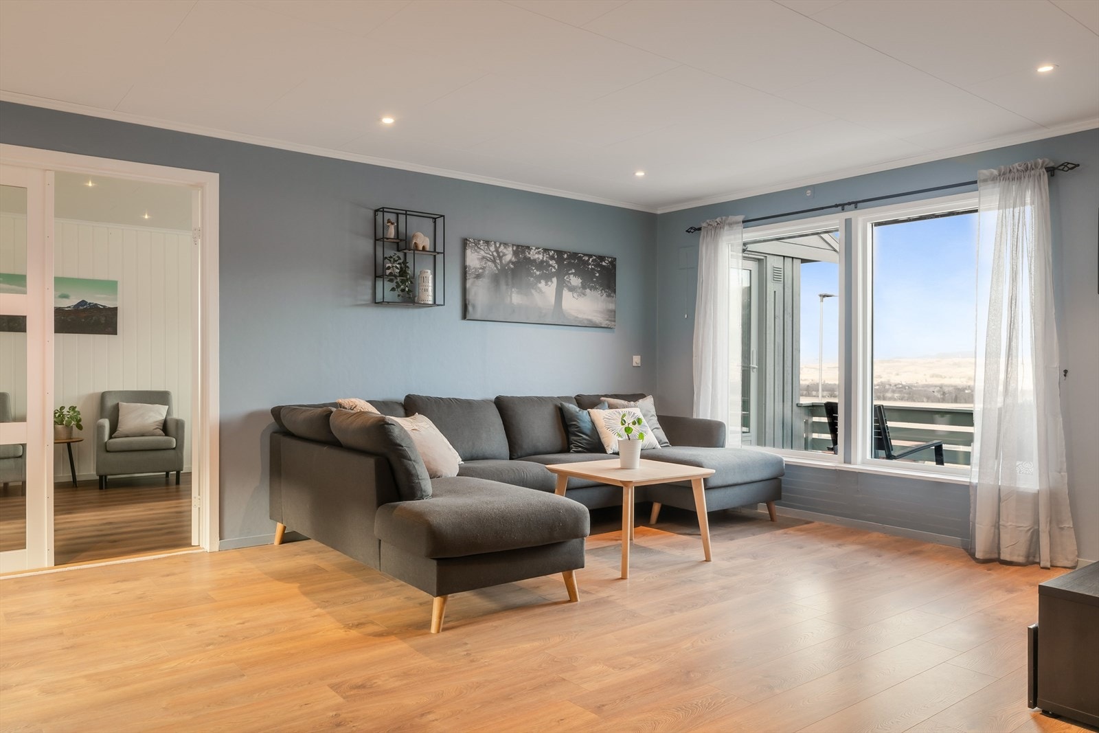 I 2024 ble det lagt nytt tak i stuen, nye lister, nye spotter og ledninger i tak. Galleribilde