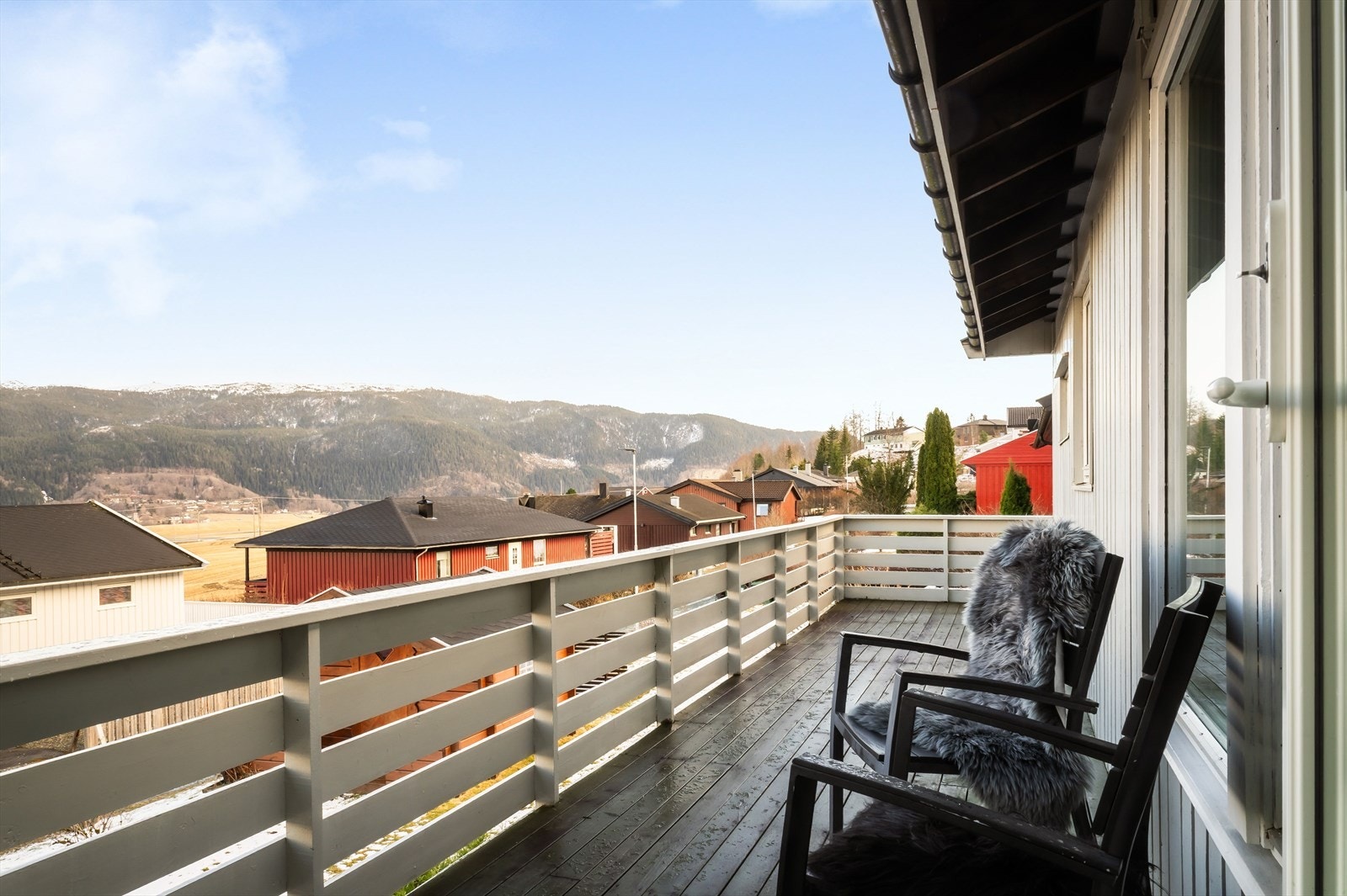 Altanet nyter godt fra formiddagssolen og er på ca. 17m². Galleribilde