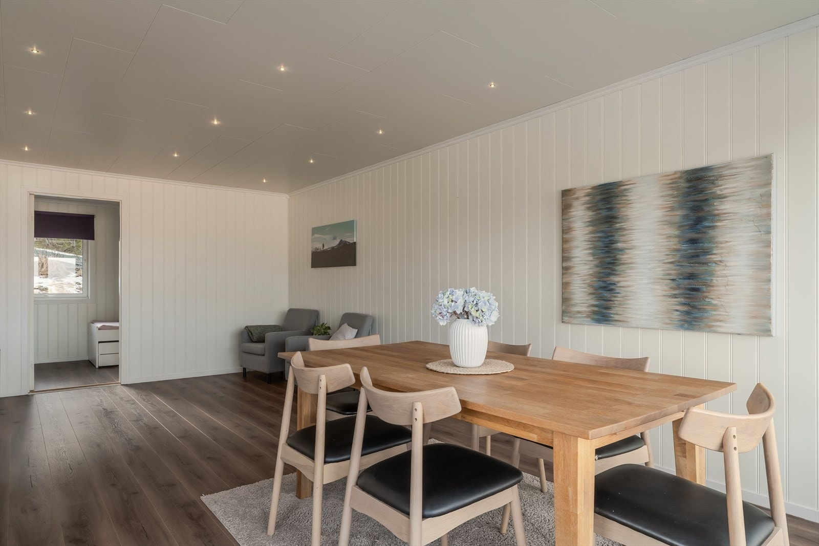 Fra stuen har man tilgang til ett av de fem soverommene boligen tilbyr. Galleribilde