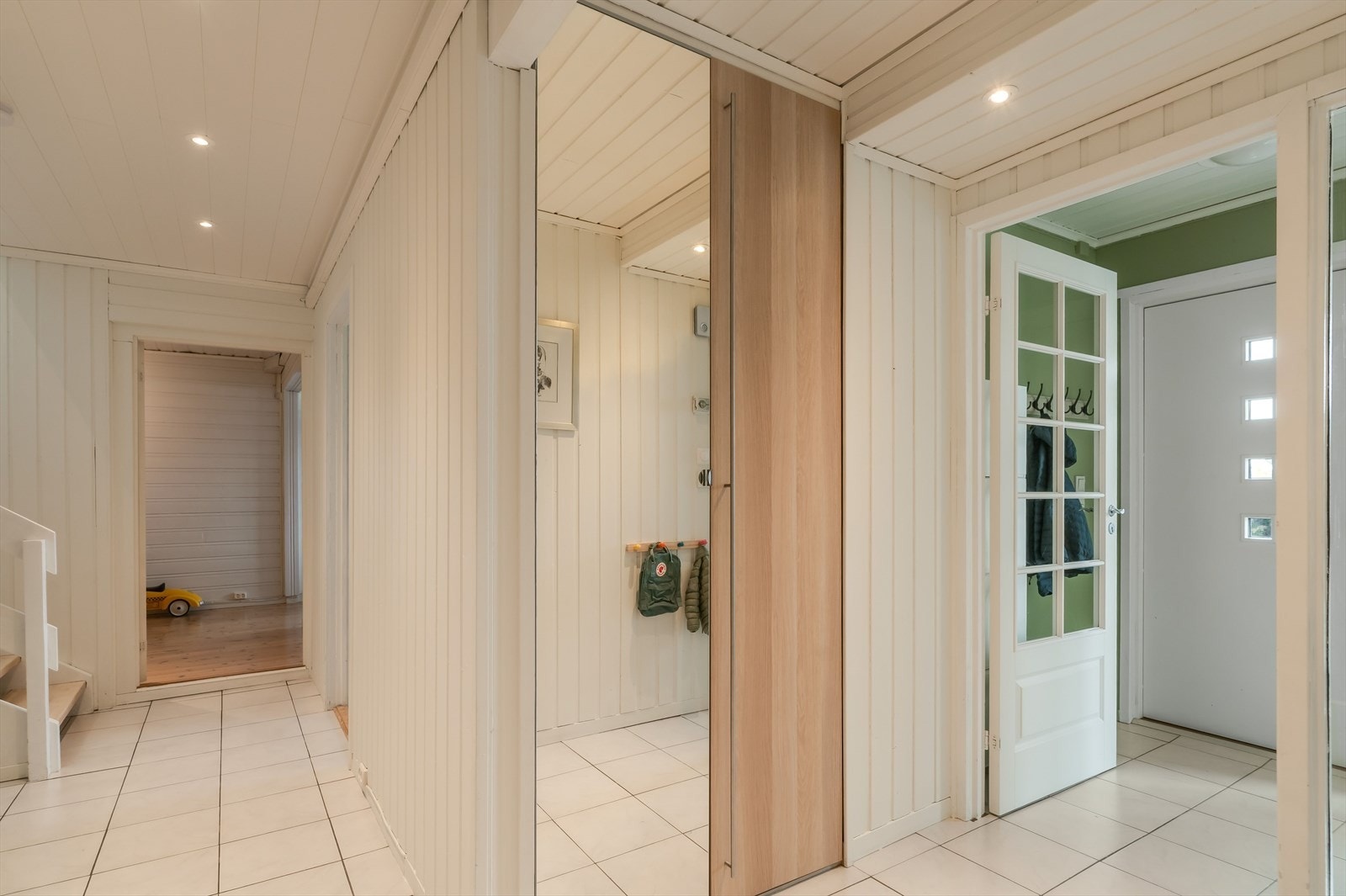 Boligens entre fremstår som innbydende, og det er integrert garderobeløsning for ytterklær og øvrig lagring. Galleribilde