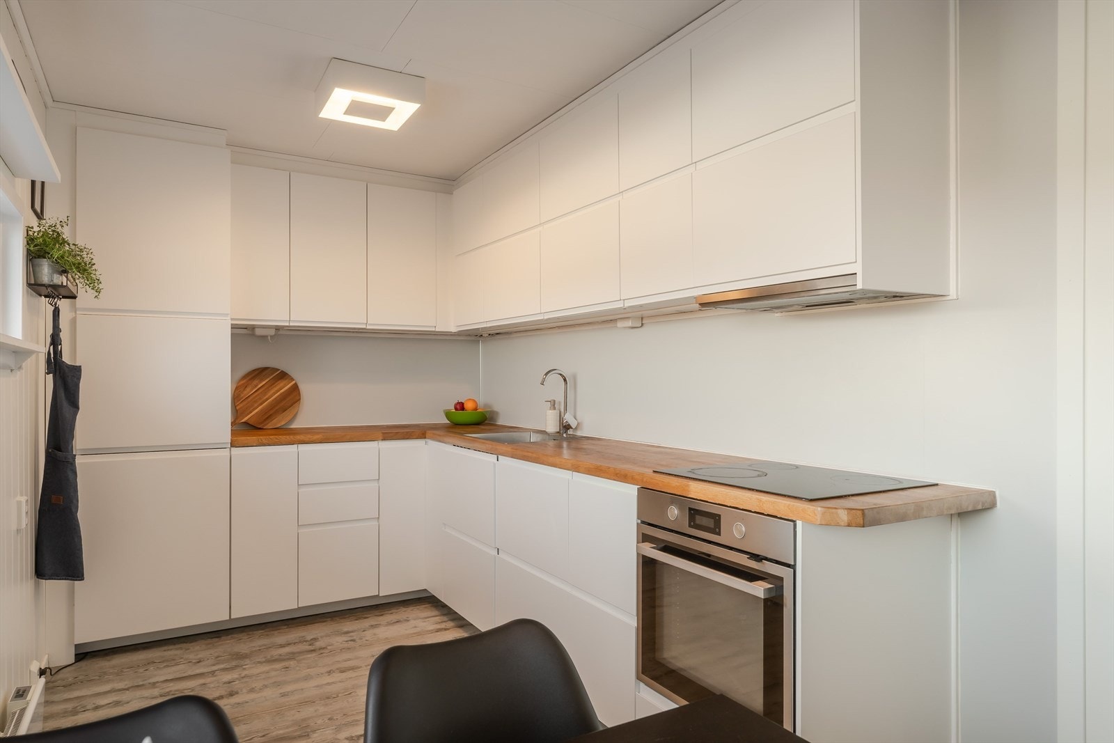 Kjøkkenet er innredet med glatte fronter og benkeplate av heltre. Galleribilde