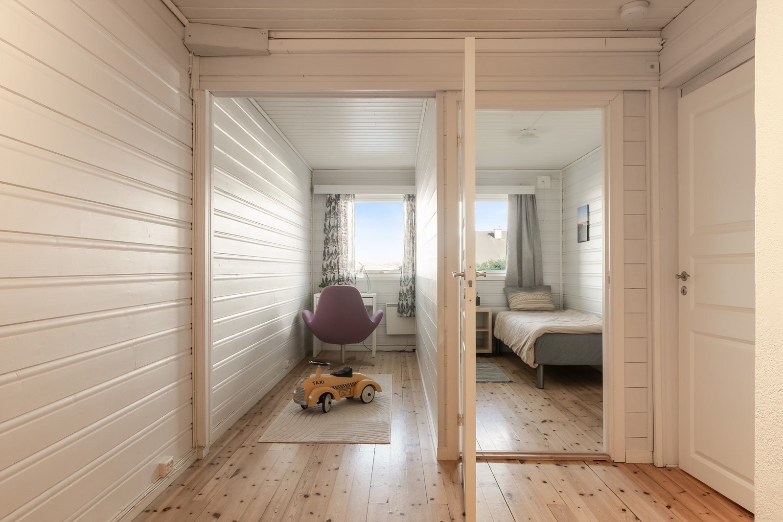 Nedover langs stuen er det blitt etablert kontor. Galleribilde