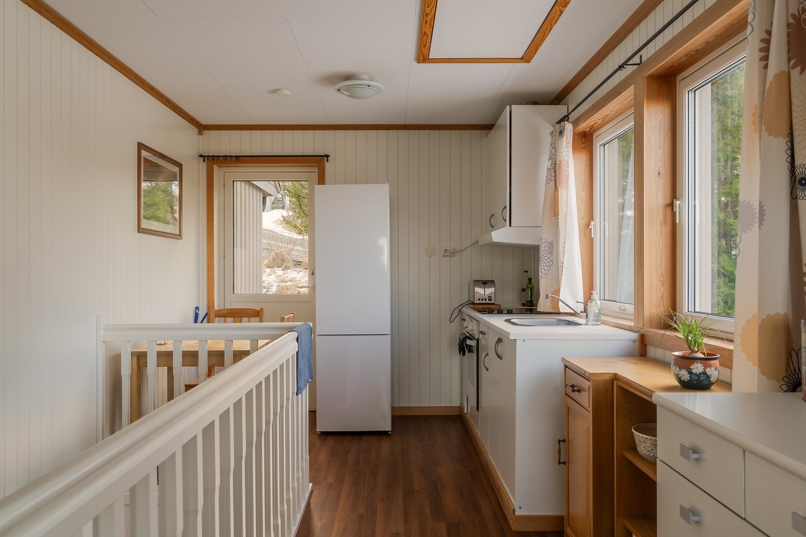 (Utleiedel) Den består av stue, kjøkken, entre, soverom og platting. Galleribilde