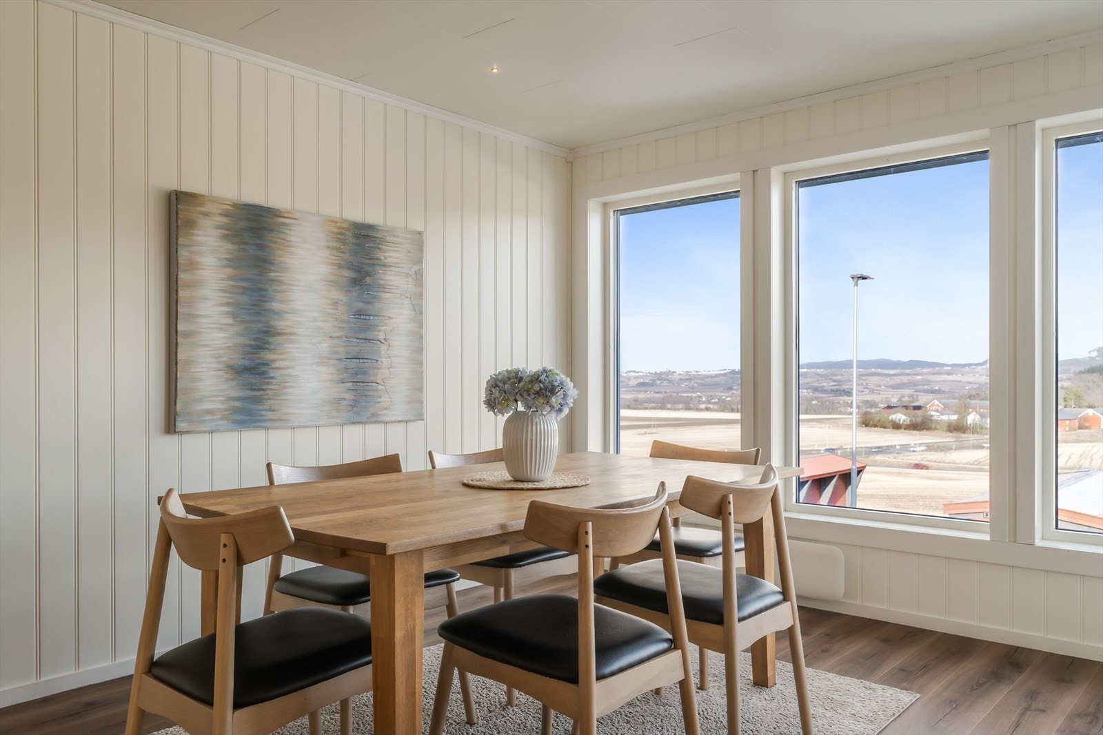 Her er det store vindusflater, noe som gir godt med naturlig lysinnslipp. Galleribilde