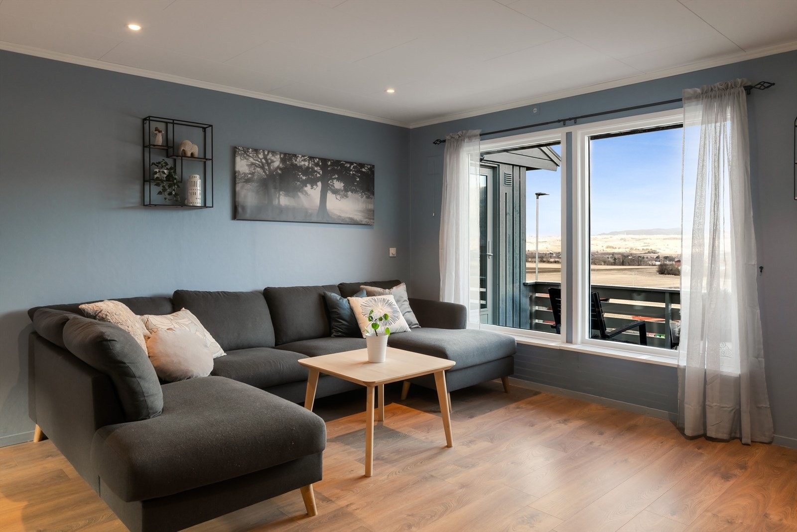 Boligen ligger få minutter fra Melhus sentrum, og man kommer seg til Trondheim sentrum på ca. 24 minutter. Galleribilde