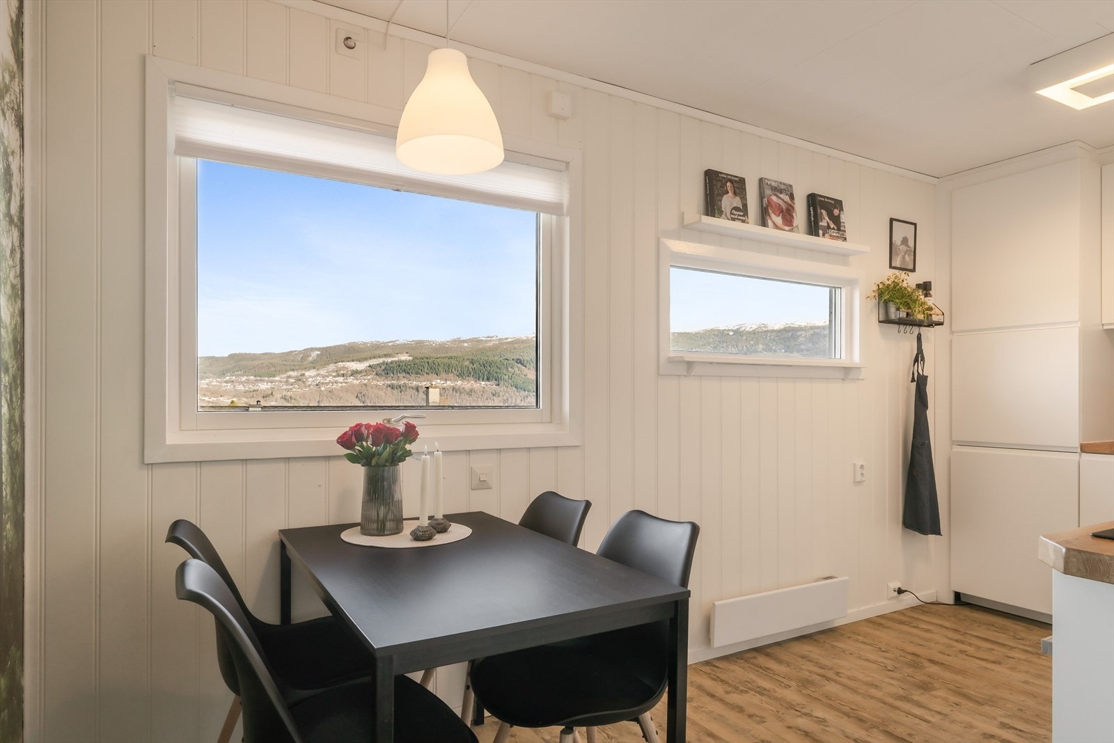 Kjøkkenet rommer ca. 10,5m², det er integrert kjøl/fryseskap, oppvaskmaskin, platetopp og stekeovn. Galleribilde