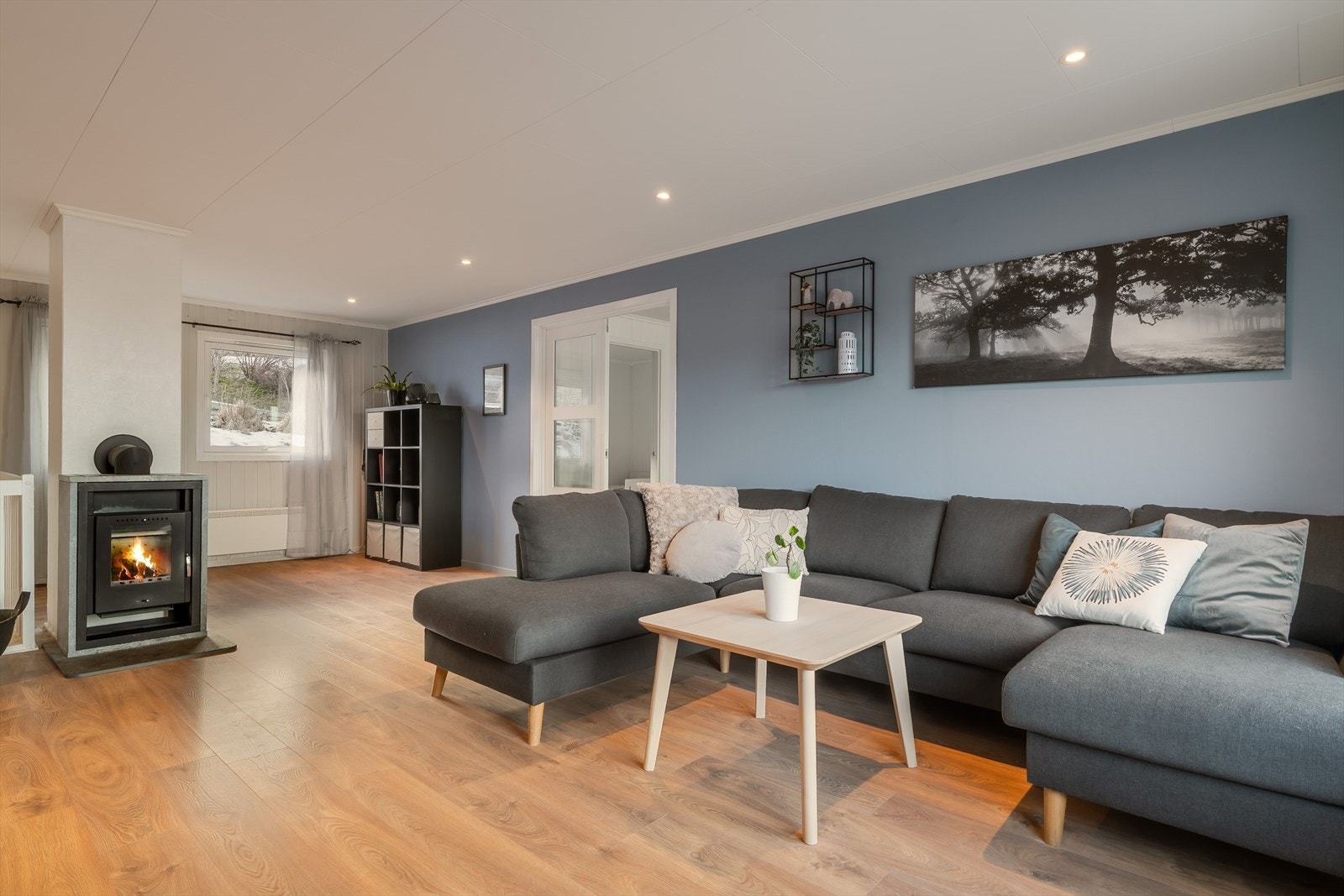 Stuens areal er på 38.5m² noe som gir en luftig romfølelse. Galleribilde