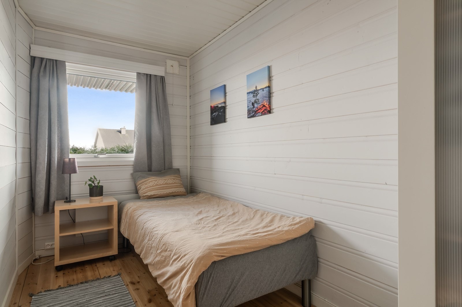 De to soveromme her nede er på hhv. ca. 6.5m² og 8m², og kan brukes som gjesterom om ønskelig. Galleribilde